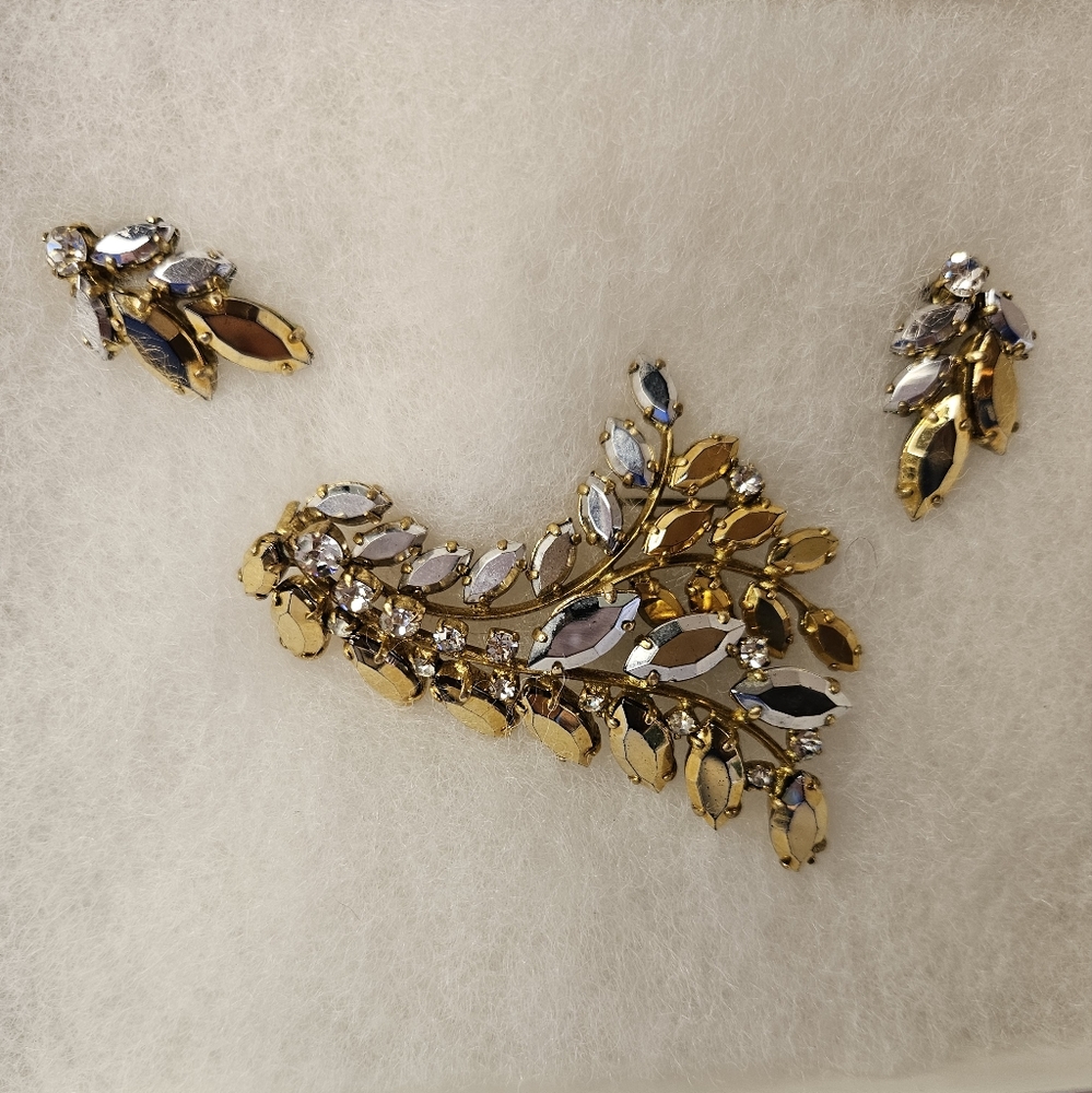 👉Vintage Made in West Germany gold/silver foil look rhinestone brooch/earrings